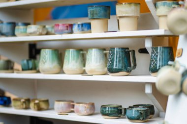 Ulusal Litvanya topluluklarından ustaların sanatlarını, zanaatlarını ve geleneklerini sergiledikleri Ulusal Fuar sırasında seramik yemekler satılmaktadır..