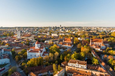 Turuncu ve sarı yaprakları ile sonbaharda güzel Vilnius şehir panoraması. Havadan akşam manzarası. Vilnius, Litvanya'da sonbahar şehir manzarası