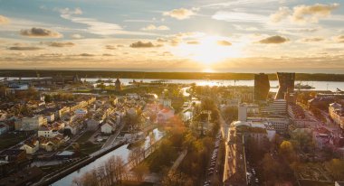Klaipeda Litvanya 'da büyüleyici bir liman kentidir. Eski şehir cazibesinin modern mimariyle buluştuğu yer. Gün batımında Baltık Denizi' nin arka planına karşı kurulmuştur..