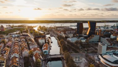 Klaipeda Litvanya 'da büyüleyici bir liman kentidir. Eski şehir cazibesinin modern mimariyle buluştuğu yer. Gün batımında Baltık Denizi' nin arka planına karşı kurulmuştur..