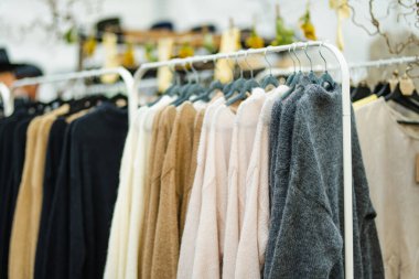 Litvanya 'daki ulusal toplulukların ustalarının sanatlarını, zanaatlarını ve geleneklerini sergiledikleri yıllık Uluslar Fuarı' nda yün giysiler satılıyor. Vilnius, Litvanya.