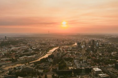 Karanlık çöktüğünde Vilnius Eski Kasabası ve Neris Nehri 'nin manzarası. Gün batımı manzarası. Litvanya Vilnius 'un akşam manzarası.