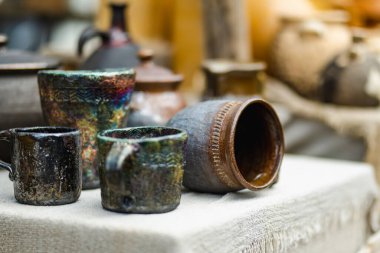 Ulusal Litvanya topluluklarından ustaların sanatlarını, zanaatlarını ve geleneklerini sergiledikleri Ulusal Fuar sırasında seramik yemekler satılmaktadır..