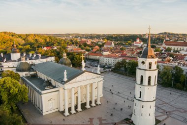 Vilnius Eski Kasabası 'nın güzel akşam manzarası manzaralı gün batımı aydınlığı. Litvanya 'nın Vilnius şehrinde şehir hayatı.