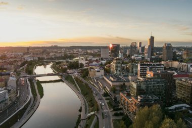 Karanlık çöktüğünde Vilnius Eski Kasabası ve Neris Nehri 'nin manzarası. Gün batımı manzarası. Litvanya Vilnius 'un akşam manzarası.