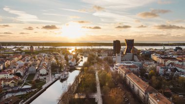 Klaipeda Litvanya 'da büyüleyici bir liman kentidir. Eski şehir cazibesinin modern mimariyle buluştuğu yer. Gün batımında Baltık Denizi' nin arka planına karşı kurulmuştur..