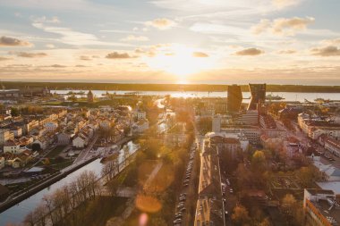 Klaipeda Litvanya 'da büyüleyici bir liman kentidir. Eski şehir cazibesinin modern mimariyle buluştuğu yer. Gün batımında Baltık Denizi' nin arka planına karşı kurulmuştur..