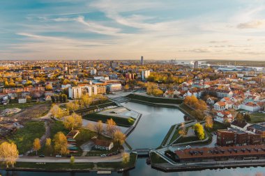 Klaipeda Litvanya 'da büyüleyici bir liman kentidir. Eski şehir cazibesinin modern mimariyle buluştuğu yer. Gün batımında Baltık Denizi' nin arka planına karşı kurulmuştur..