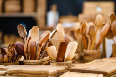 Vilnius 'taki Paskalya pazarında satılan ahşap mutfak gereçleri ve aletler. Litvanya başkentinin geleneksel el sanatları fuarı her Mart ayında Old Town sokaklarında düzenleniyor