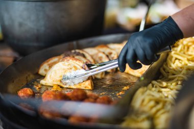 Litvanya, Vilnius 'taki bahar pazarında lezzetli sıcak tacolar pişiriliyor. Paskalya panayırında çeşitli lezzetli sokak yemekleri.