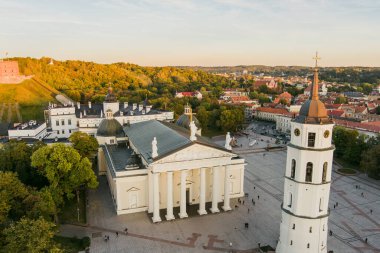Vilnius Eski Kasabası 'nın güzel akşam manzarası manzaralı gün batımı aydınlığı. Litvanya 'nın Vilnius şehrinde şehir hayatı.