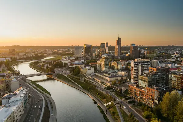 Karanlık çöktüğünde Vilnius Eski Kasabası ve Neris Nehri 'nin manzarası. Gün batımı manzarası. Litvanya Vilnius 'un akşam manzarası.