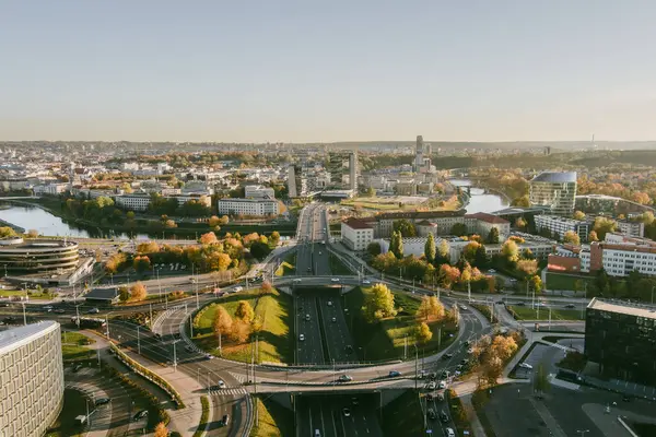 Turuncu ve sarı yaprakları ile sonbaharda güzel Vilnius şehir panoraması. Havadan akşam manzarası. Vilnius, Litvanya'da sonbahar şehir manzarası