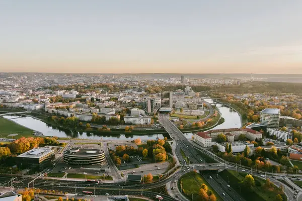 Turuncu ve sarı yaprakları ile sonbaharda güzel Vilnius şehir panoraması. Havadan akşam manzarası. Vilnius, Litvanya'da sonbahar şehir manzarası