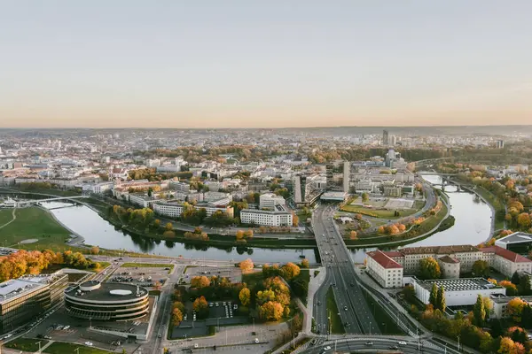 Turuncu ve sarı yaprakları ile sonbaharda güzel Vilnius şehir panoraması. Havadan akşam manzarası. Vilnius, Litvanya'da sonbahar şehir manzarası