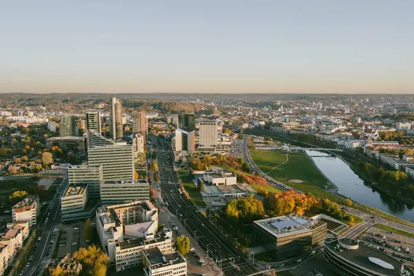 Turuncu ve sarı yaprakları ile sonbaharda güzel Vilnius şehir panoraması. Havadan akşam manzarası. Vilnius, Litvanya'da sonbahar şehir manzarası