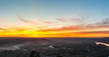 Sonbaharda Dinyester Nehri 'nde gün batımı