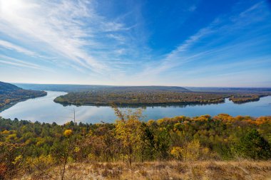 Güneşli bir günde Dinyester Nehri 'nin sonbahar manzarası