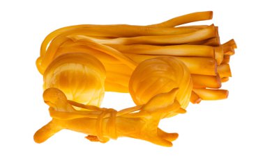 Beyaz arka planda izole edilmiş füme peynir