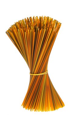 Beyaz arka planda domatesli ve ıspanaklı spagetti.