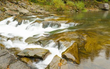 Karpatlar 'da sonbahar şelalesi