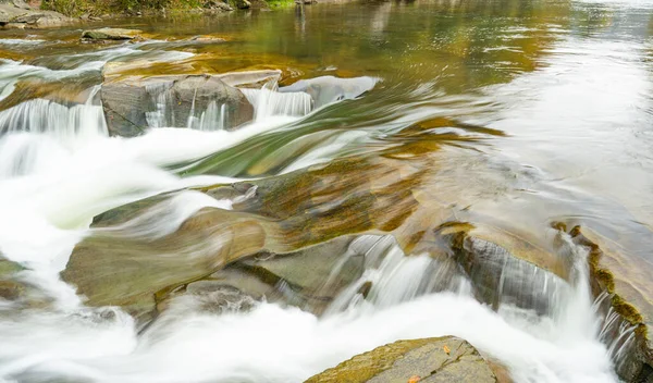 カルパティアの秋の風景の滝 — ストック写真