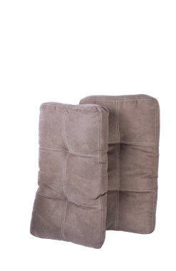 Beyaz arkaplanda izole edilmiş geniş bir kanepe yastığı.