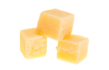 yaşlandırılmış peynir beyaz arkaplanda izole