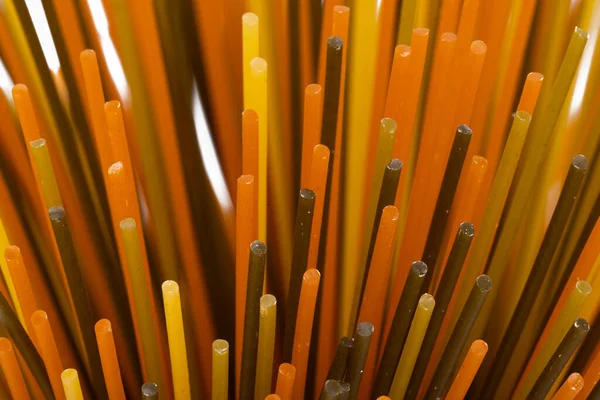 Spaghetti Mit Tomaten Und Spinat Isoliert Auf Weißem Hintergrund — Stockfoto