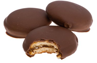 Beyaz arka planda izole edilmiş çikolatalı bisküvi sandviçi