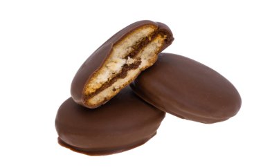 Beyaz arka planda izole edilmiş çikolatalı bisküvi sandviçi