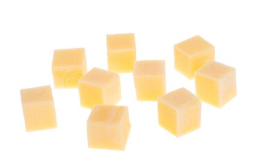 Beyaz arkaplanda izole edilmiş peynir küpleri