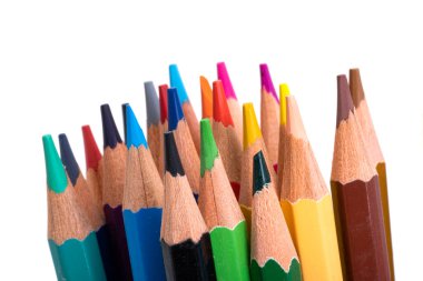 Beyaz arkaplanda izole edilmiş renkli kalemler