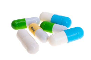 tıbbi kapsüller beyaz arkaplanda izole