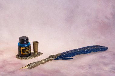 Arka planda tüy olan mürekkep kalemi