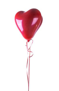 Beyaz arka planda Sevgililer Günü için hava helyum balonları