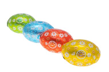 Beyaz arka planda izole edilmiş folyoyla çikolatalı paskalya yumurtaları