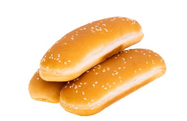 Sosisli ekmeği beyaz arkaplanda izole edilmiş.