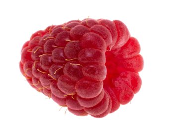 Beyaz arkaplanda yalıtılmış ahududu