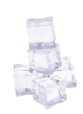 Beyaz arkaplanda izole buz küpleri