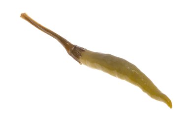 Beyaz arkaplanda yeşil biber izole edilmiş