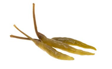 Beyaz arkaplanda yeşil biber izole edilmiş