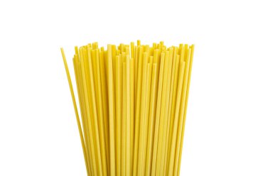 Beyaz arka planda yumurta spagettisi.