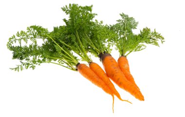 Beyaz arkaplanda yaprakları olan havuç