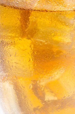 Beyaz arka planda bir bardakta buz küpleri