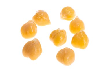 kaynamış nohutlar beyaz arkaplanda izole edilmiş