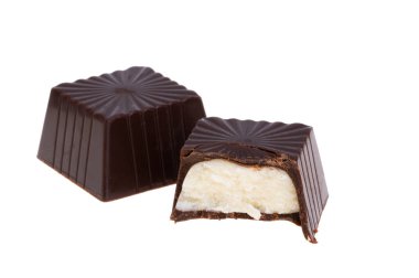 Beyaz arka planda izole çikolatalar