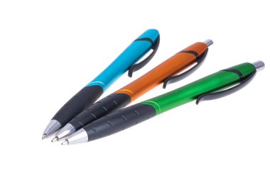 Beyaz arkaplanda izole edilmiş renkli kalemler