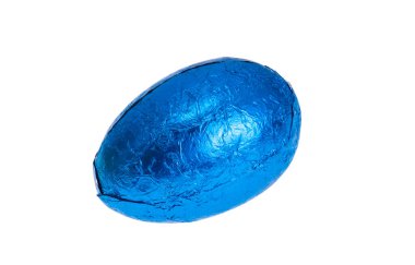 Beyaz arka planda izole edilmiş folyoyla çikolatalı paskalya yumurtaları