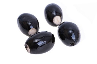 Beyaz arka planda izole edilmiş peynirli zeytinler